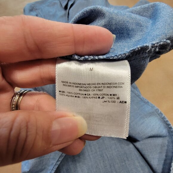 Old Navy Size M Classic Button Down Chambray Blue Long Sleeve Top, EUC - Picture 12 of 13